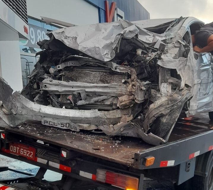 Carro invade loja na avenida Agamenon Magalhães, em Caruaru Carro invade loja na avenida Agamenon Magalhães, em Caruaru