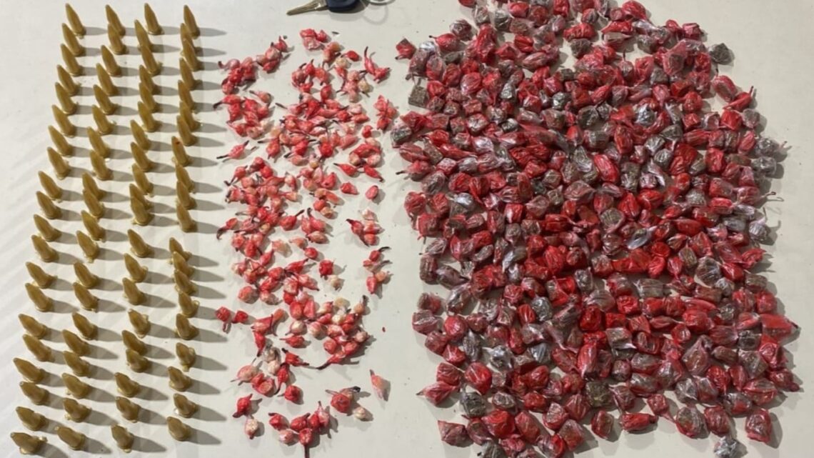PM prende dupla com maconha, cocaína e crack dentro de carro PM prende dupla com maconha, cocaína e crack dentro de carro