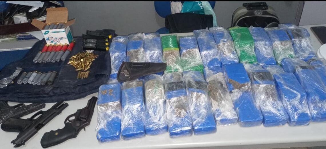 Trio é preso com muitas armas e drogas