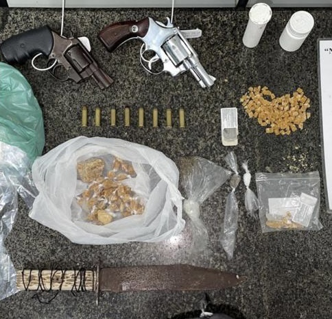 PM prende dois suspeitos e apreende duas armas de fogo PM prende dois suspeitos e apreende duas armas de fogo