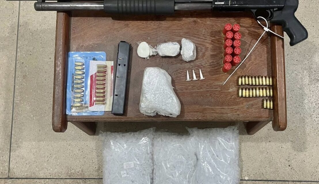 BEPI prende dupla e apreende cocaína, arma e munições