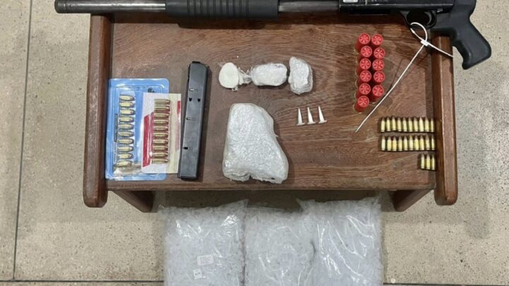 BEPI prende dupla e apreende cocaína, arma e munições