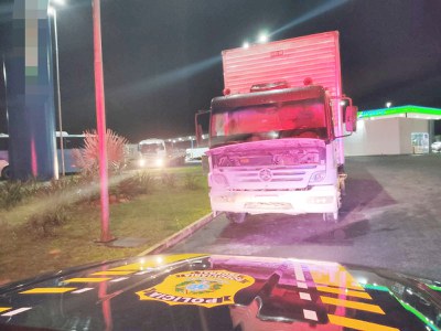 PRF apaga incêndio em caminhão em posto de combustível PRF apaga incêndio em caminhão em posto de combustível