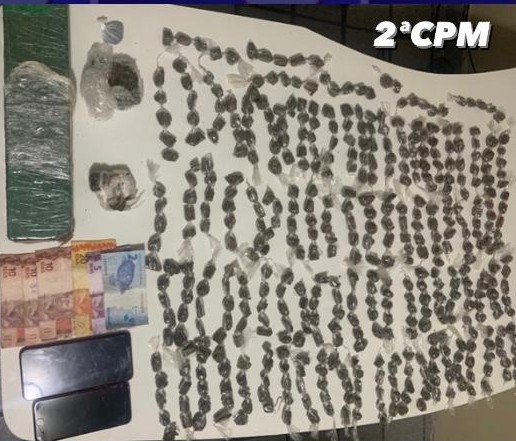 Ponto de venda de drogas é debelado e PM prende três pessoas