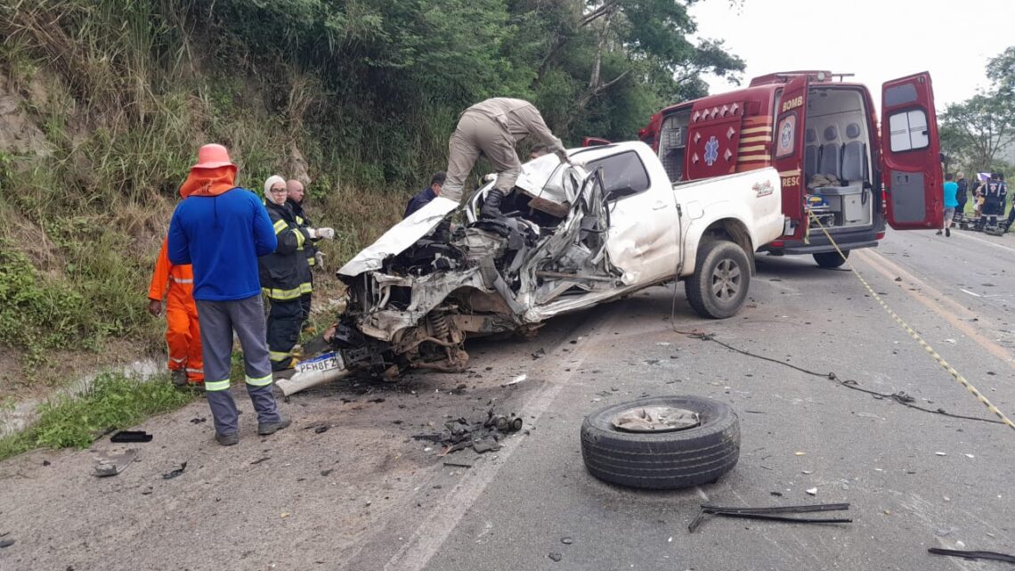 Duas mortes e feridos, após colisão entre caminhote, ônibus e caminhão, na BR 104