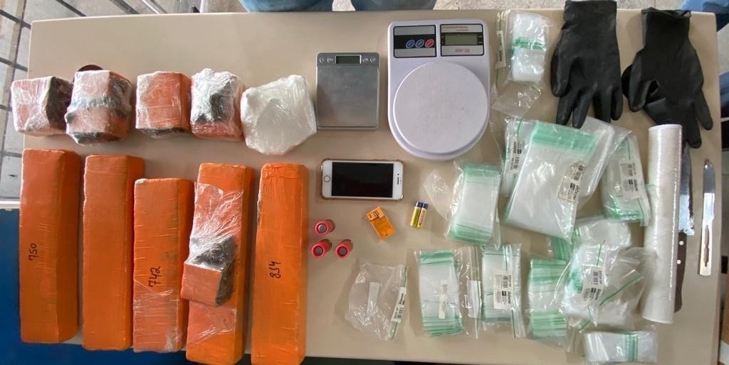 Homem com vários mandados de prisão é detido; Plantação de maconha é erradicada Homem com vários mandados de prisão é detido; Plantação de maconha é erradicada