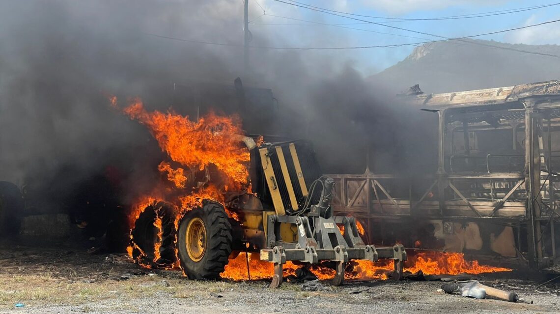 Ônibus escolares e máquina Patrol são incendiados na garagem da Prefeitura de Taquaritinga do Norte Ônibus escolares e máquina Patrol são incendiados na garagem da Prefeitura de Taquaritinga do Norte