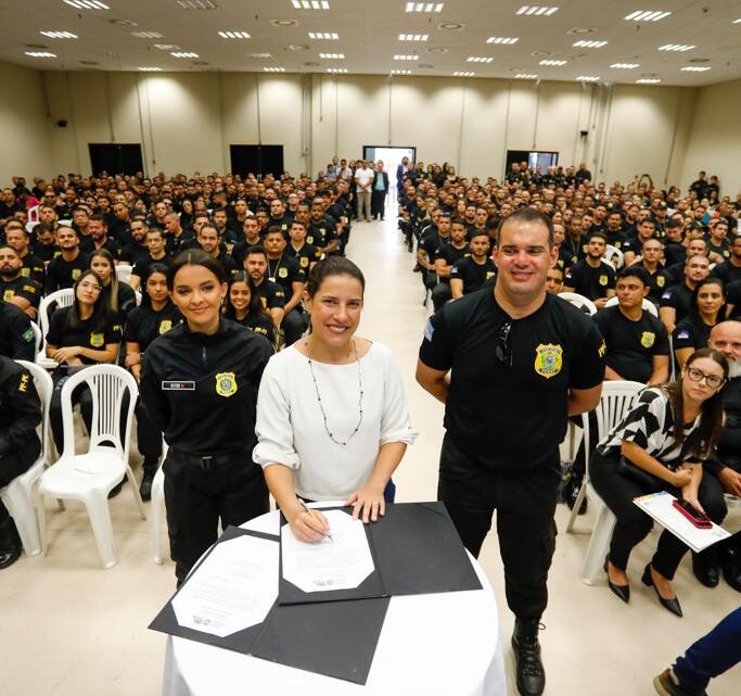 Raquel Lyra empossa novos policiais penais e inaugura 1° complexo aquático dos Bombeiros