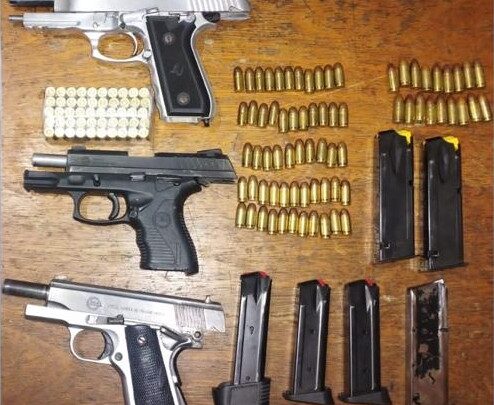 PM captura trio com armas e veículo adulterado