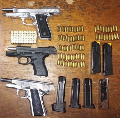 PM captura trio com armas e veículo adulterado