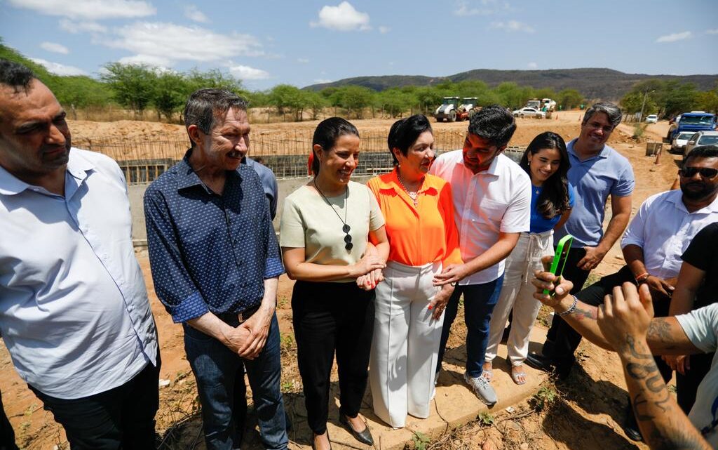 Em Carnaubeira da Penha, governadora Raquel Lyra vistoria obras da PE-425