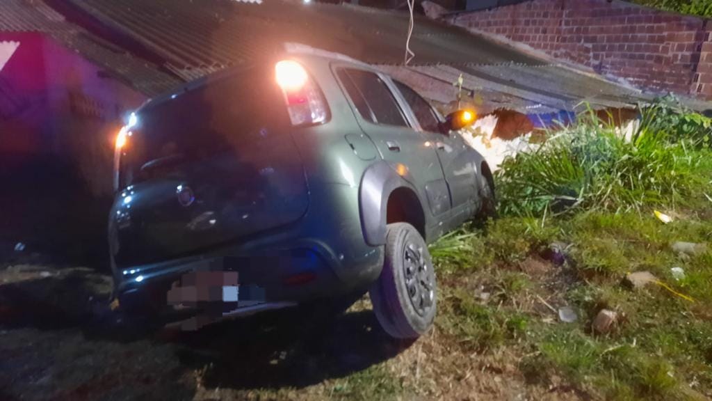 PM prende dupla após assalto e troca de tiros, além de recuperar carro roubado