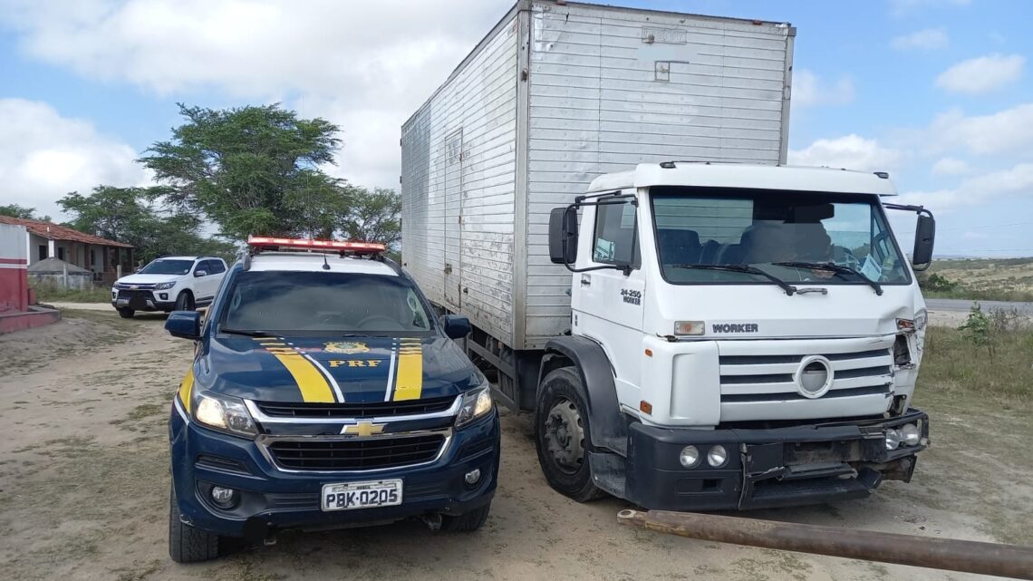 Caminhão com carga irregular faz retorno em local proibido e colide em viatura da PM Caminhão com carga irregular faz retorno em local proibido e colide em viatura da PM