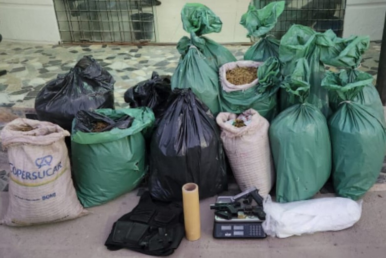 Três homens são presos em Caruaru com armade fogo e 150kg de maconha Três homens são presos em Caruaru com armade fogo e 150kg de maconha