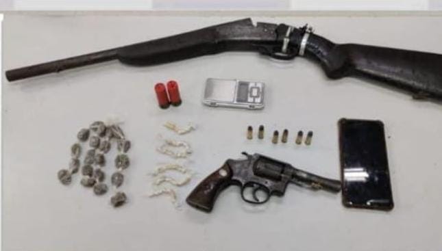 Dupla é detida e armas e drogas são apreendidas Dupla é detida e armas e drogas são apreendidas