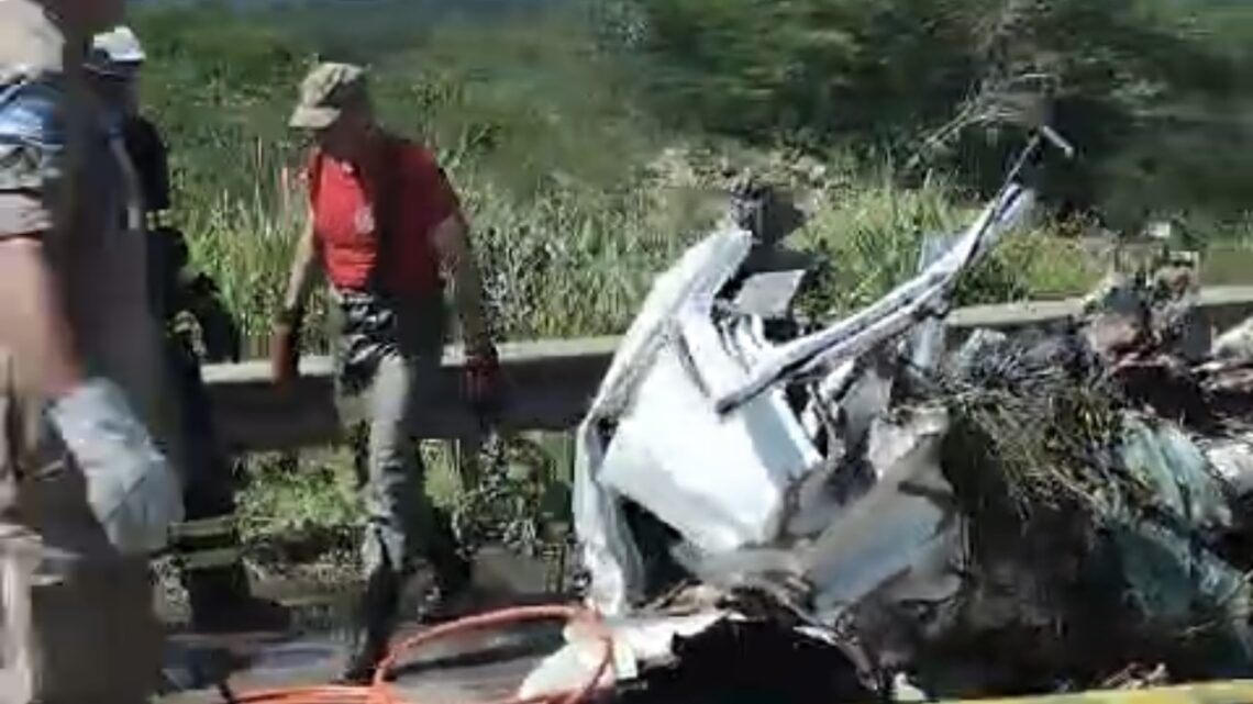 Motorista morre preso às ferragens após caminhão cair em um rio, em Caruaru