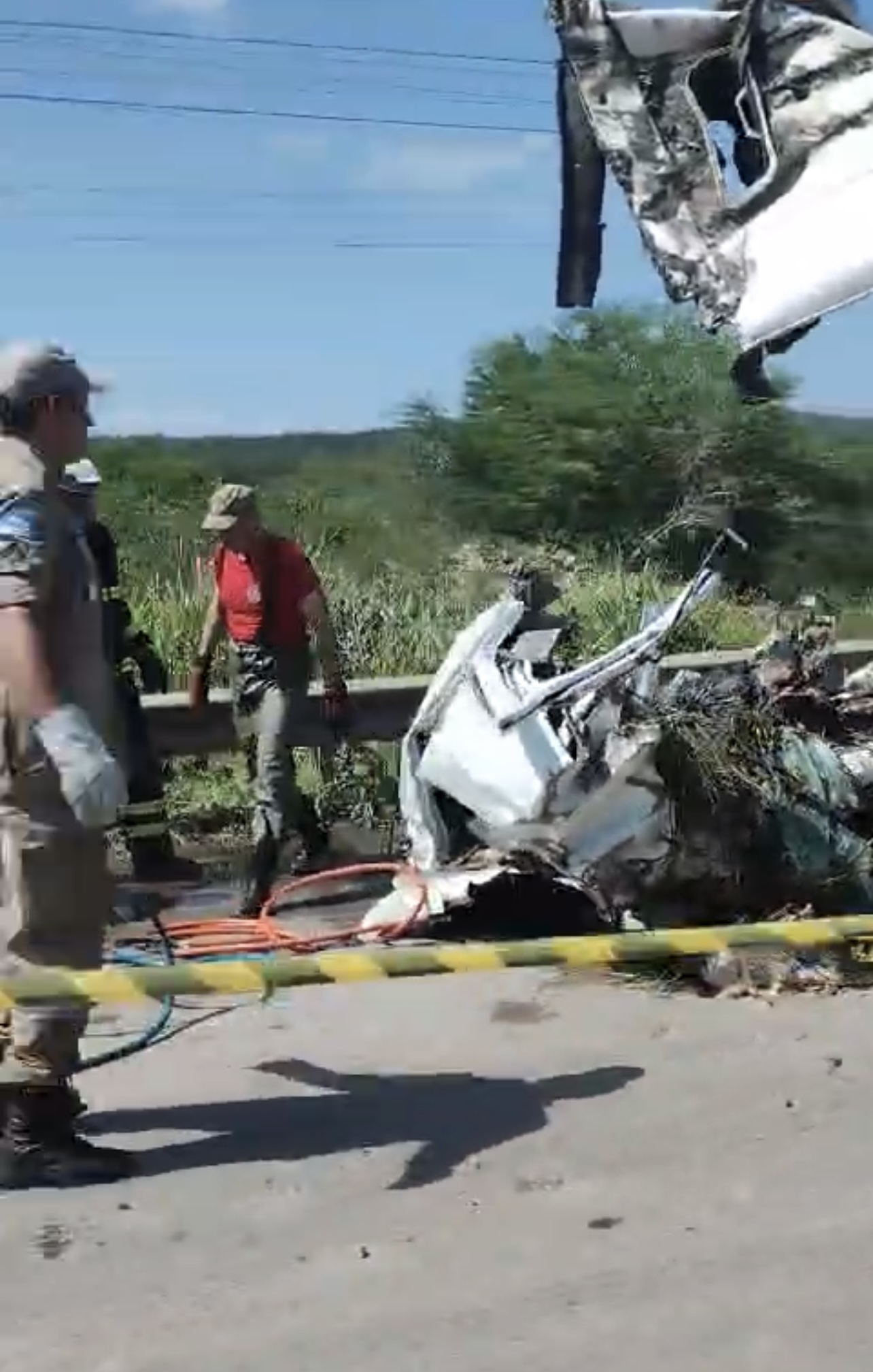 Motorista Morre Preso às Ferragens Após Caminhão Cair Em Um Rio, Em ...