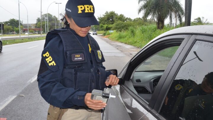 PRF fiscaliza veículos nas rodovias federais de Pernambuco durante operação