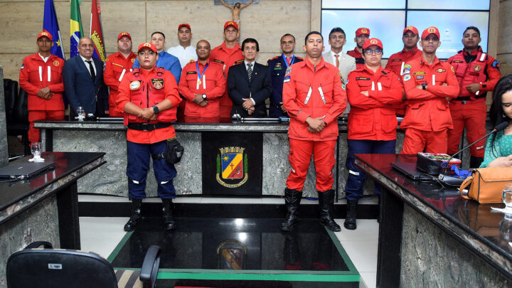 Bombeiros civis são homenageados pelo vereador Mano do Som