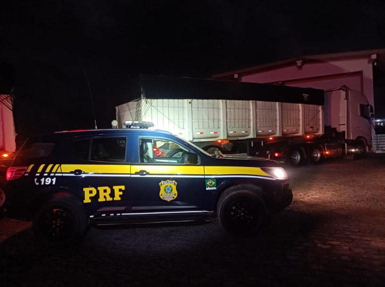 Carreta com 31,8 toneladas de excesso de peso é retida pela PRF em Caruaru