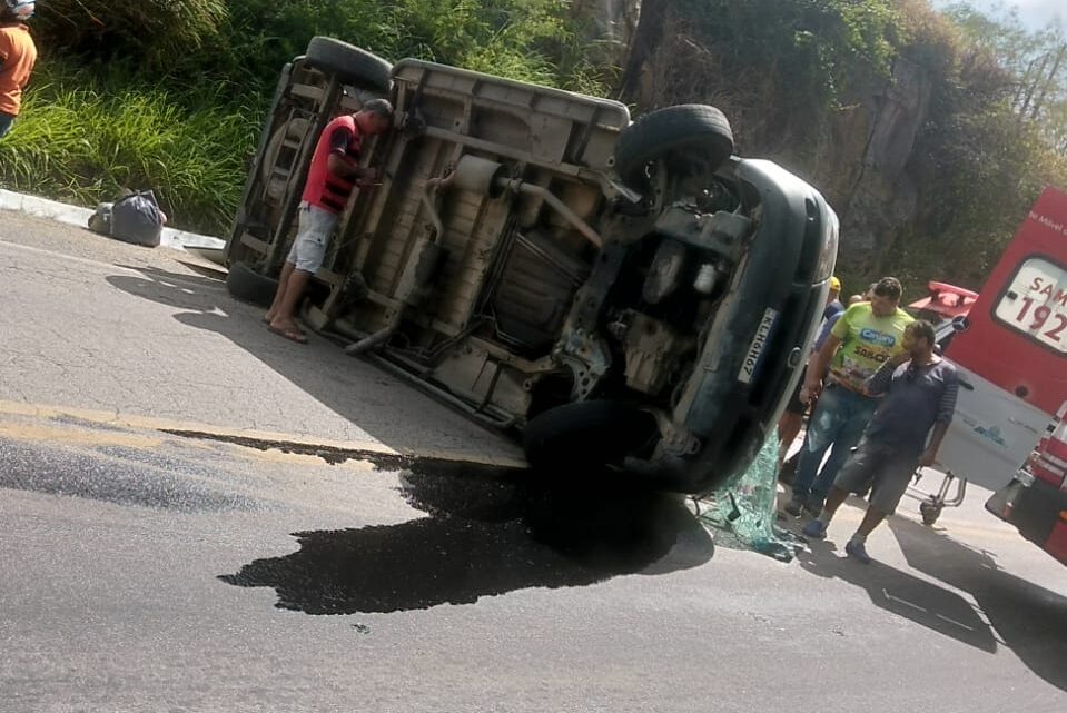 Mulher morre e quatro pessoas feridas após colisão envolvendo quatro veículos na BR 104 Mulher morre e quatro pessoas feridas após colisão envolvendo quatro veículos na BR 104