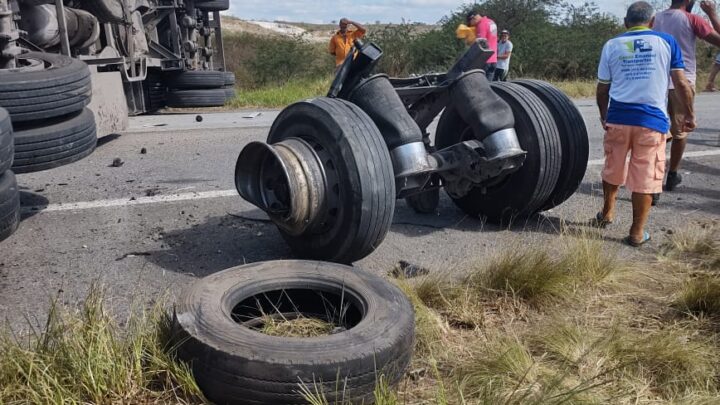 Morre motorista de caminhonete após colisão em carreta na BR 423