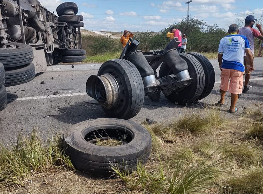 Morre motorista de caminhonete após colisão em carreta na BR 423