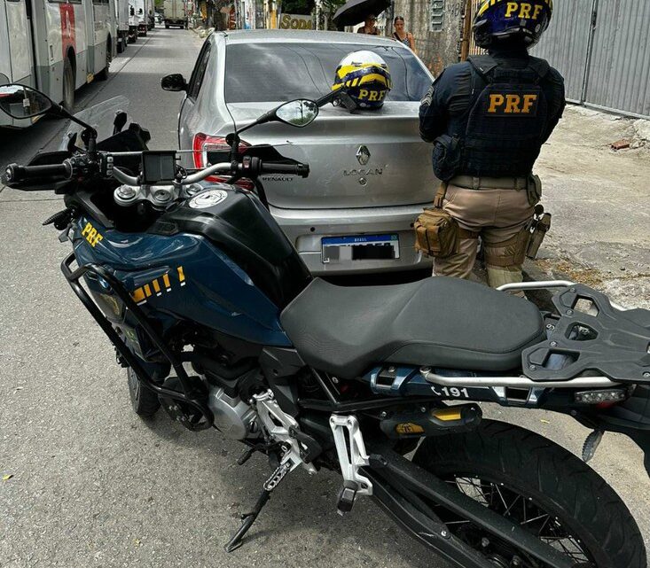 Carro roubado, simulacro de arma e três detidos pela PRF