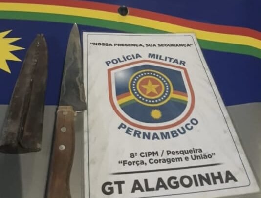 Filho embriagado arromba a porta da casa do próprio pai, resiste a prisão e ameaça PMs de morte