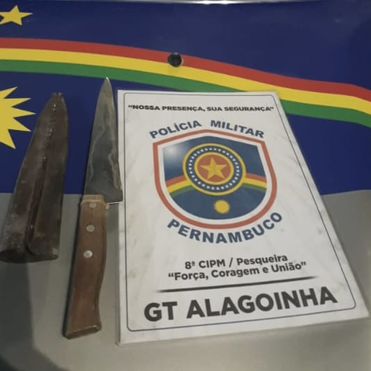 Filho embriagado arromba a porta da casa do próprio pai, resiste a prisão e ameaça PMs de morte
