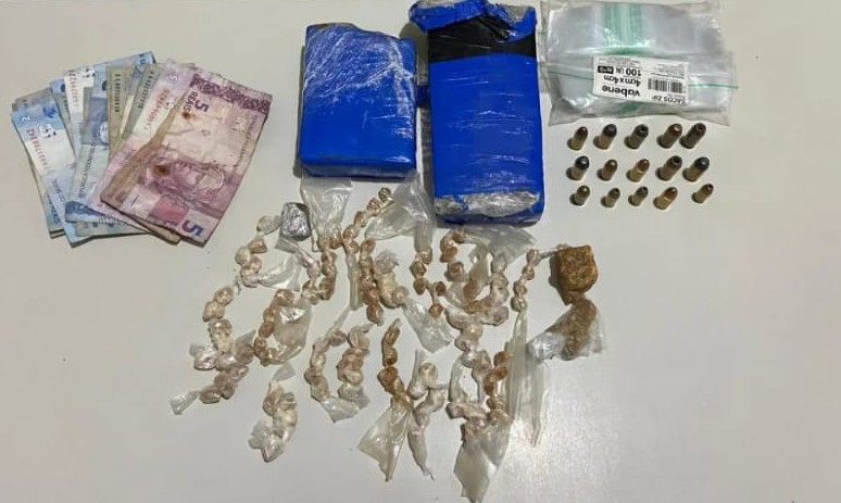 PM apreende drogas e munições na mata; Recuperados veículos roubados