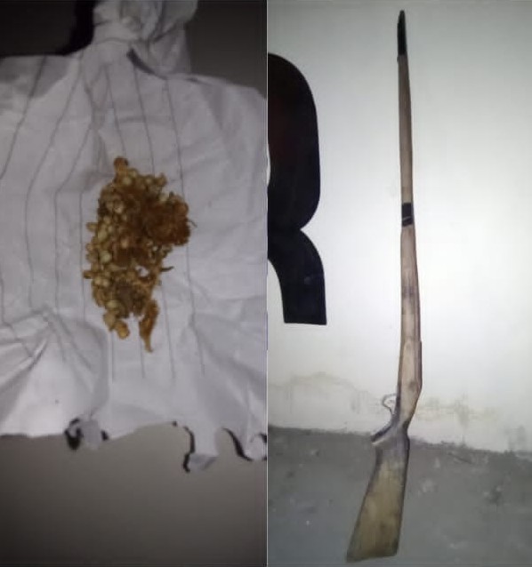 Homem é preso por agredir acompanheira e posse de arma