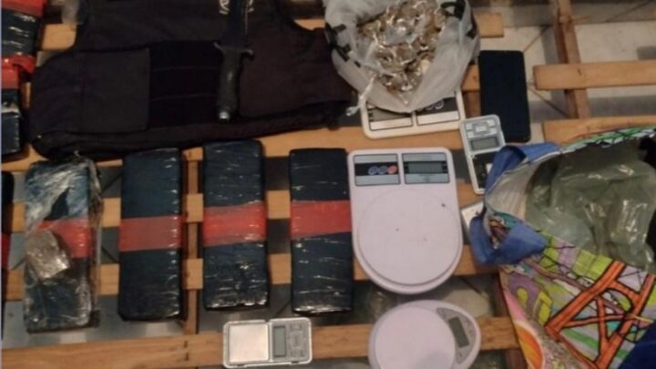 Homem é preso com drogas e colete balístico