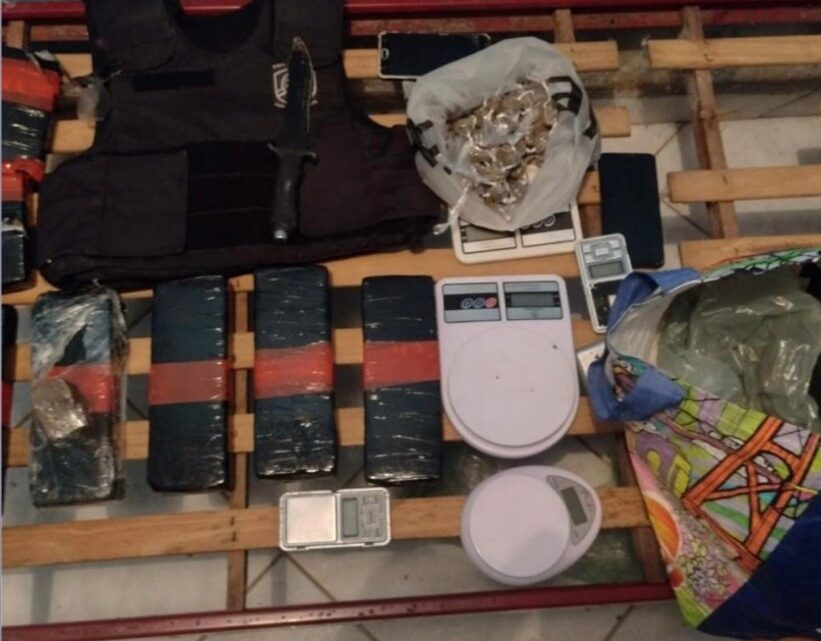 Homem é preso com drogas e colete balístico Homem é preso com drogas e colete balístico