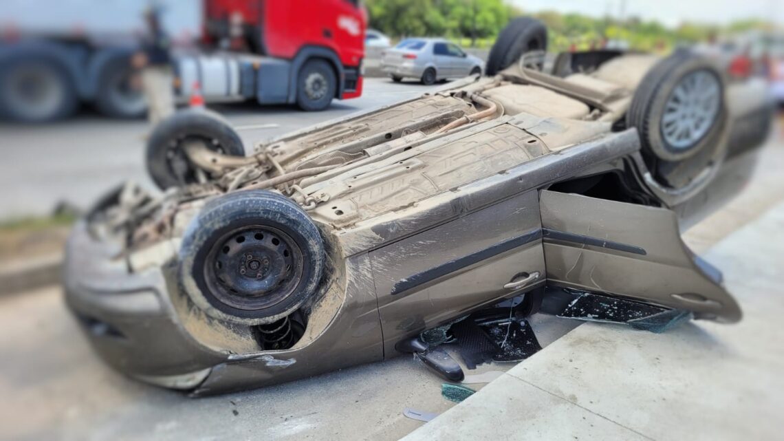 Morre na BR 232 motorista que colidiu em moto e capotou veículo