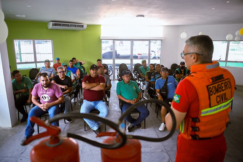 Ceaca sedia capacitação de combate a incêndios e primeiros socorros Ceaca sedia capacitação de combate a incêndios e primeiros socorros