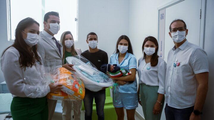 Kits da “Campanha Cria na Paz” entregues na maternidade municipal de Caruaru, “Bebê Prefeito” foi o 1° a receber o kit