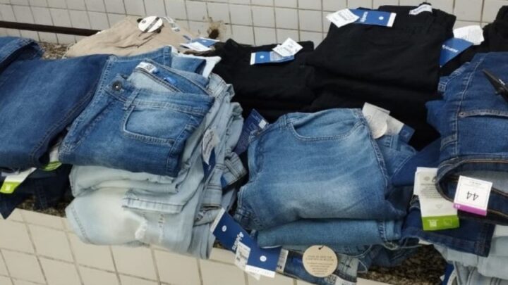 Grupo é detido ao furtarcalças jeans em shopping