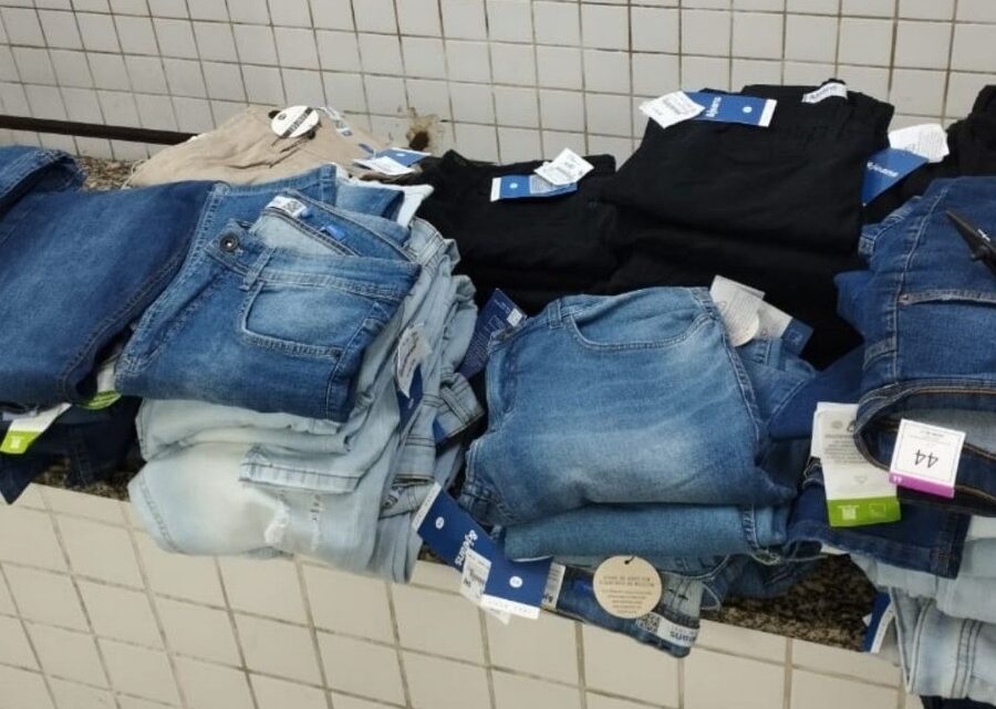 Grupo é detido ao furtarcalças jeans em shopping Grupo é detido ao furtarcalças jeans em shopping