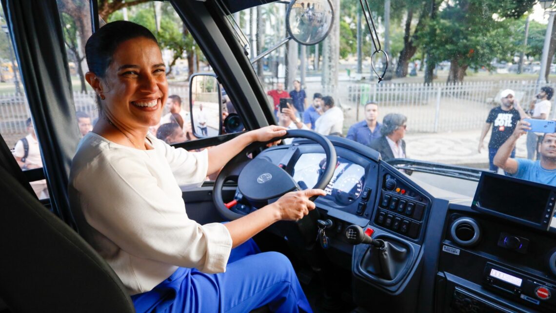 Governo de Pernambuco entrega 81 novos ônibus escolares a municípios Governo de Pernambuco entrega 81 novos ônibus escolares a municípios