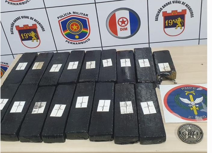 PM apreende 10 kg de maconha após denúncia PM apreende 10 kg de maconha após denúncia
