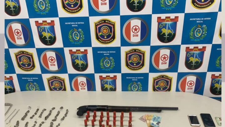 Quatro homens que estavam com drogas, arma e munições