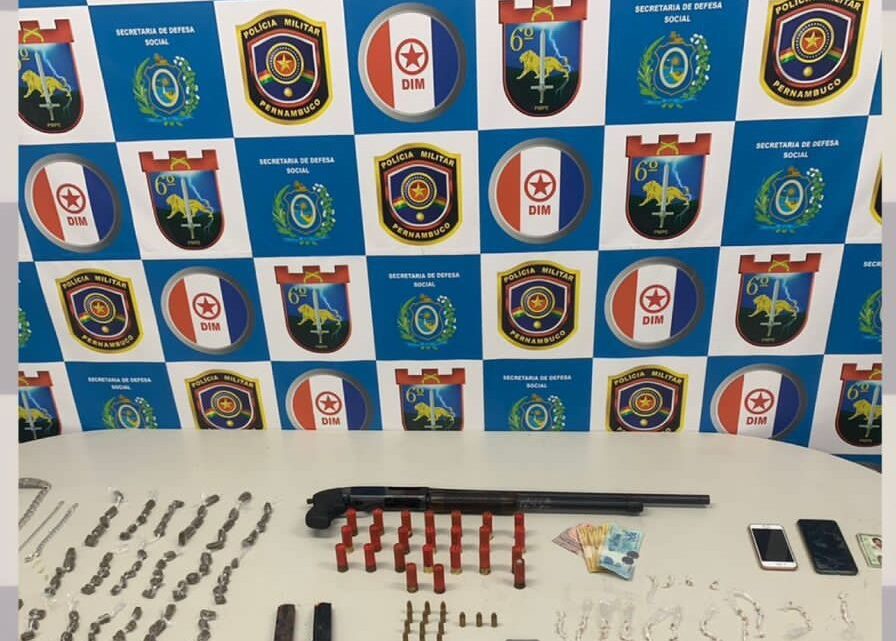 Quatro homens que estavam com drogas, arma e munições Quatro homens que estavam com drogas, arma e munições