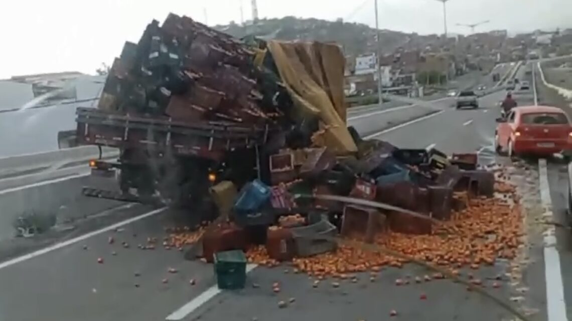 Carga de frutas de caminhão tomba na BR 104 em Caruaru Carga de frutas de caminhão tomba na BR 104 em Caruaru