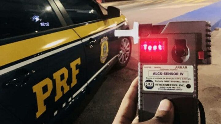 Sob efeito de álcool e inabilitado, motorista se envolve em colisão