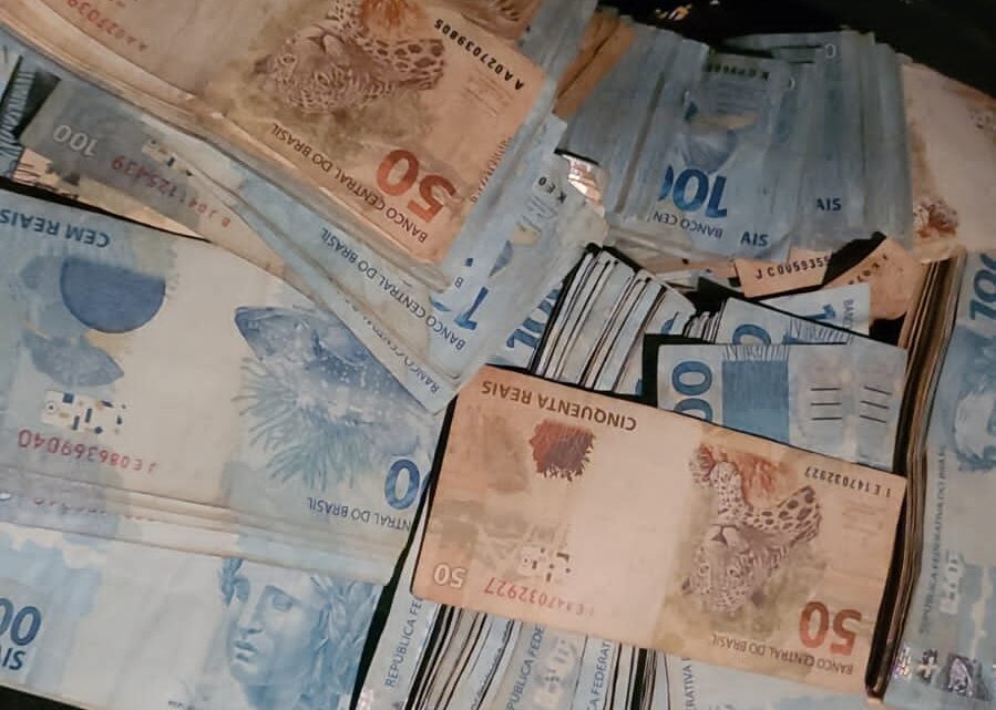 PRF apreende cerca de R$1 milhão sem comprovação de origem em Caruaru PRF apreende cerca de R$1 milhão sem comprovação de origem em Caruaru