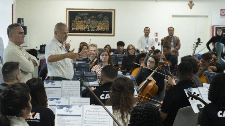 Jovens da periferia pernambucana tocam diante do papa em concerto pela paz com ucranianos, russos e italianos