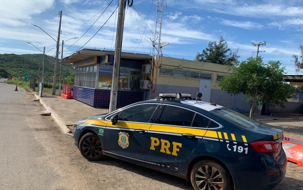 Adolescente percorre 18 Km a pé e é encontrado pela PRF na BR 232 Adolescente percorre 18 Km a pé e é encontrado pela PRF na BR 232