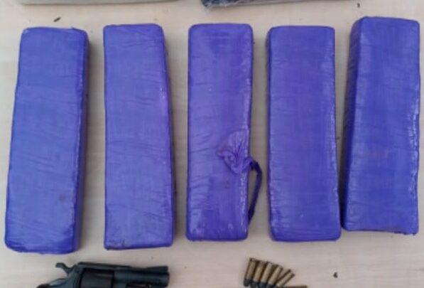 Polícia apreende drogas e arma após denúncia
