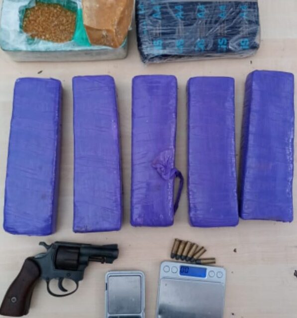Polícia apreende drogas e arma após denúncia Polícia apreende drogas e arma após denúncia